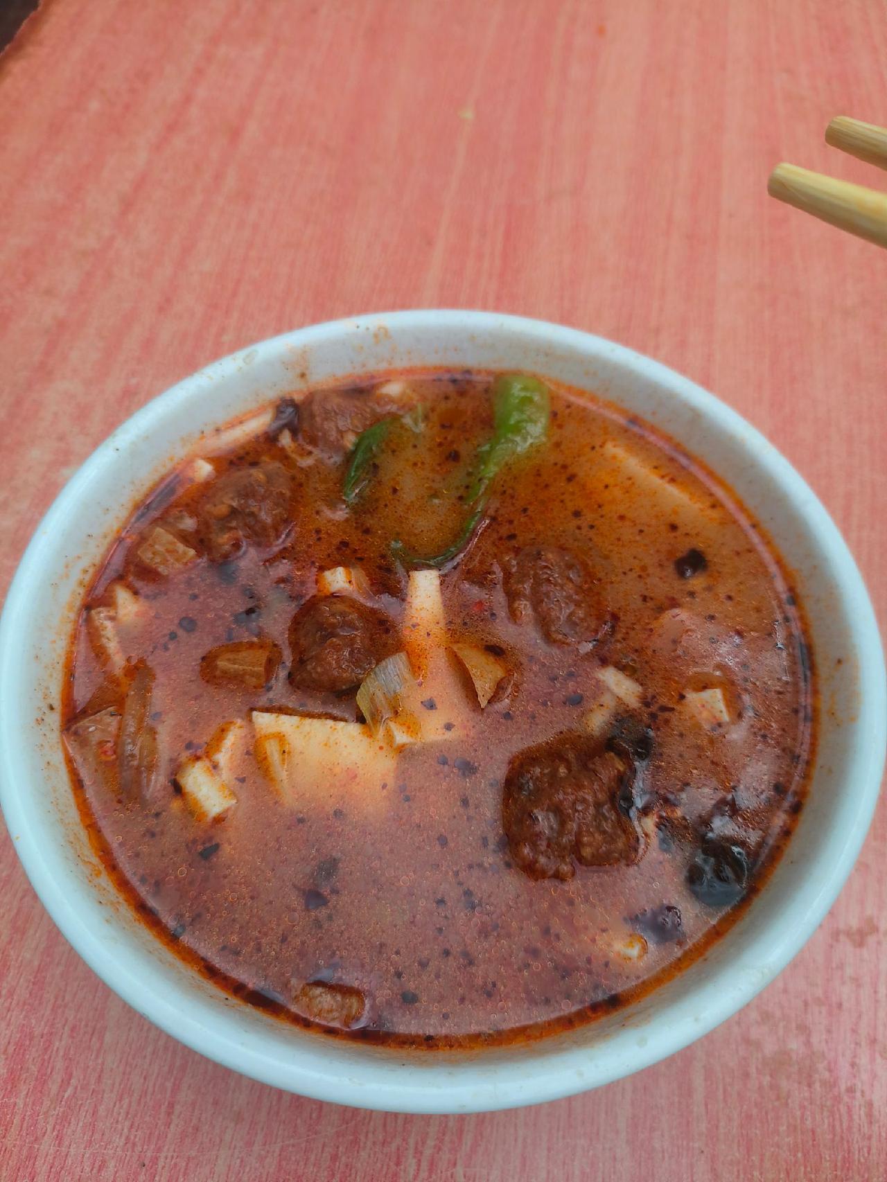 😋口味：挺好喝的一家豆腐汤，也是洛阳唯一的鲫鱼豆腐汤，汤底是鲫鱼熬制成的，没有