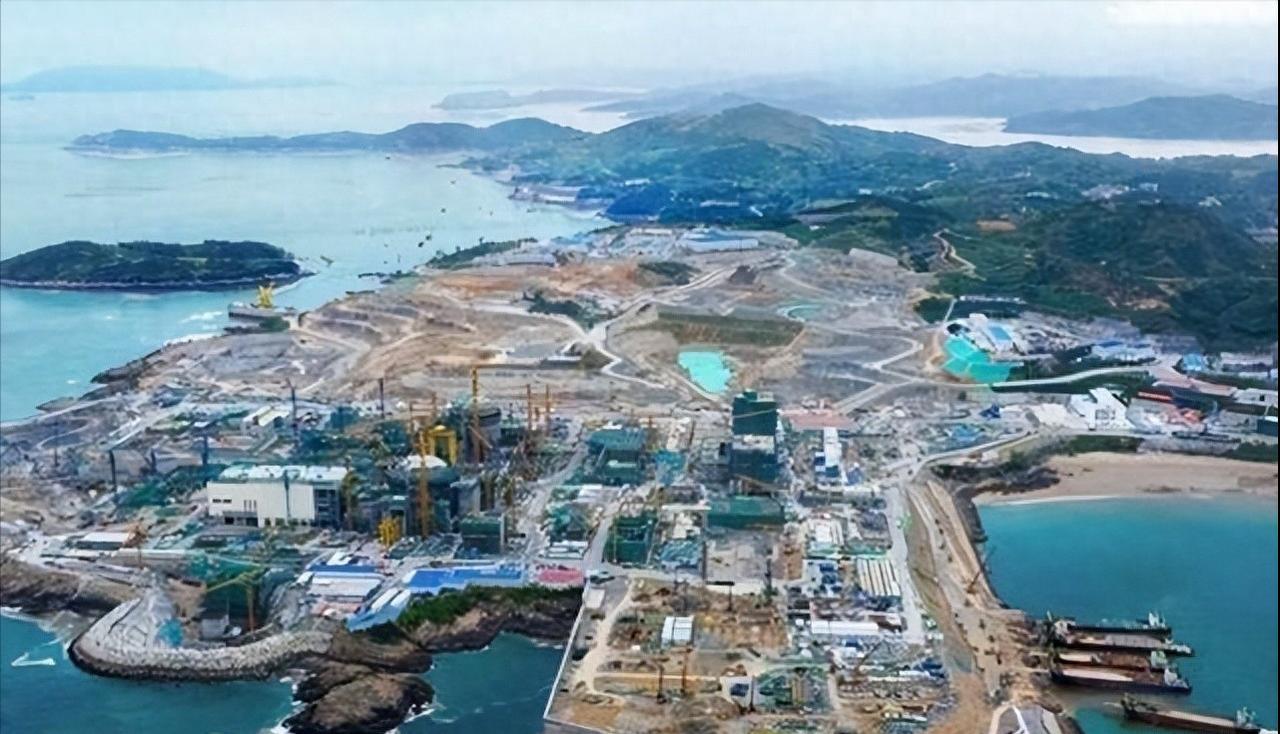 一枚铀块顶一吨煤！砸了1200亿的超级核电站，全年可发电540亿度。一个指头
