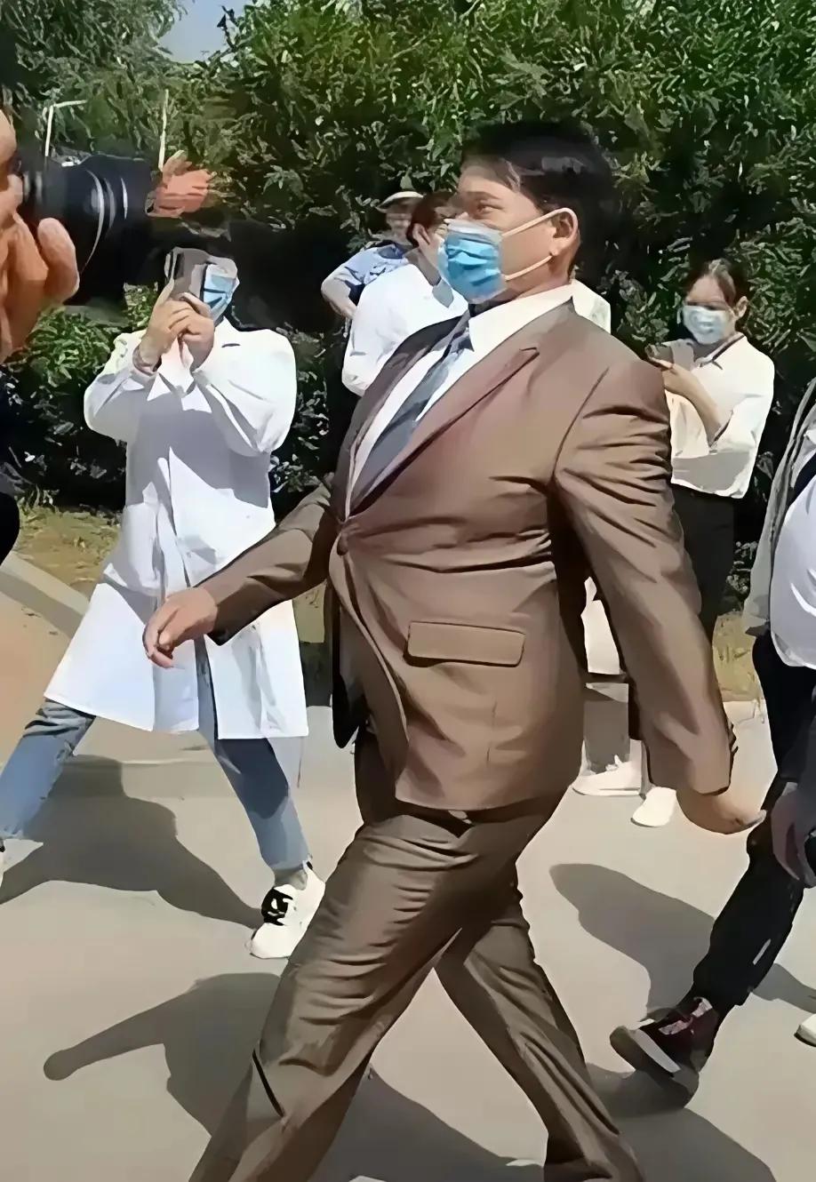 俗话说：人是衣服，马是鞍。大家看“大衣哥”朱之文这身西装一穿（图一），这走路的派