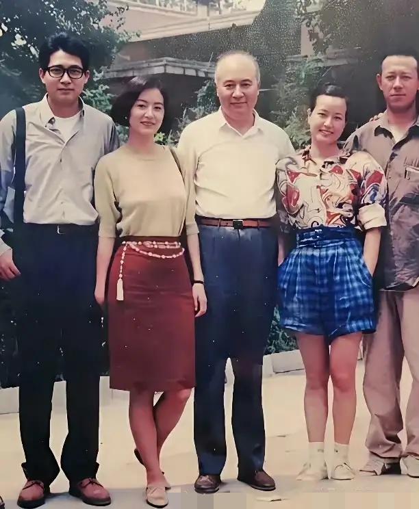 刘晓庆和姜文在林青霞和秦汉面前看着好原生态，当时的庆奶穿的像个“大傻丫头”，留着