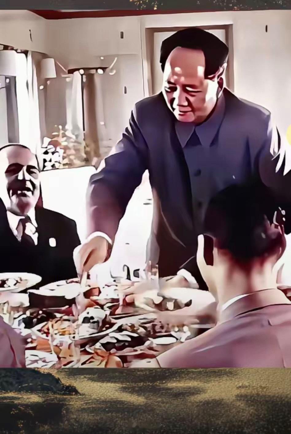 非常难得一见的老照片在一次宴席上，伟大领袖毛主席亲自站起来为客人夹菜，看看毛主席
