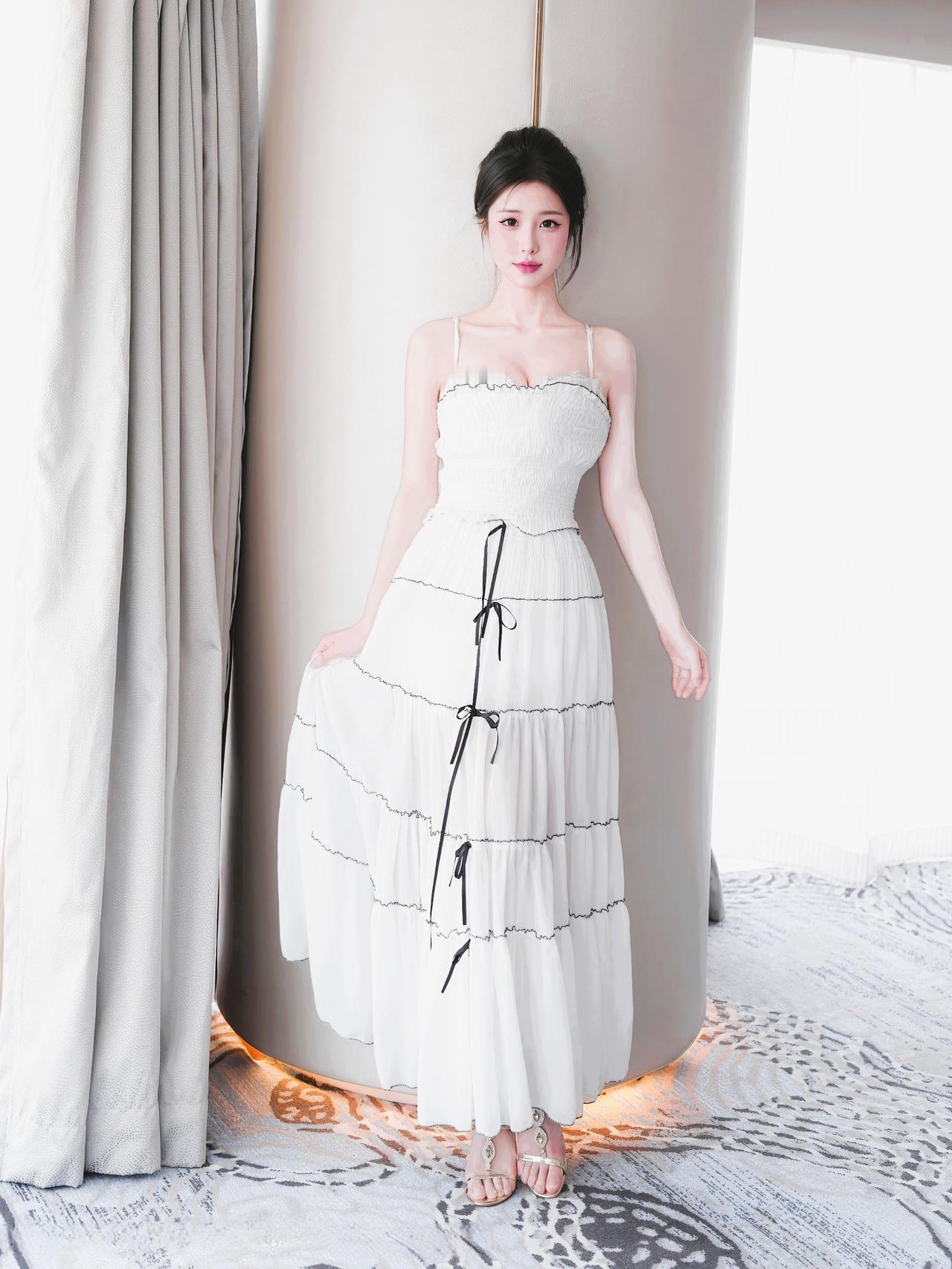 晒图笔记大赛立柱暖光裹着白裙的柔，裙摆轻掀时，连室内空气都浸着轻熟松弛