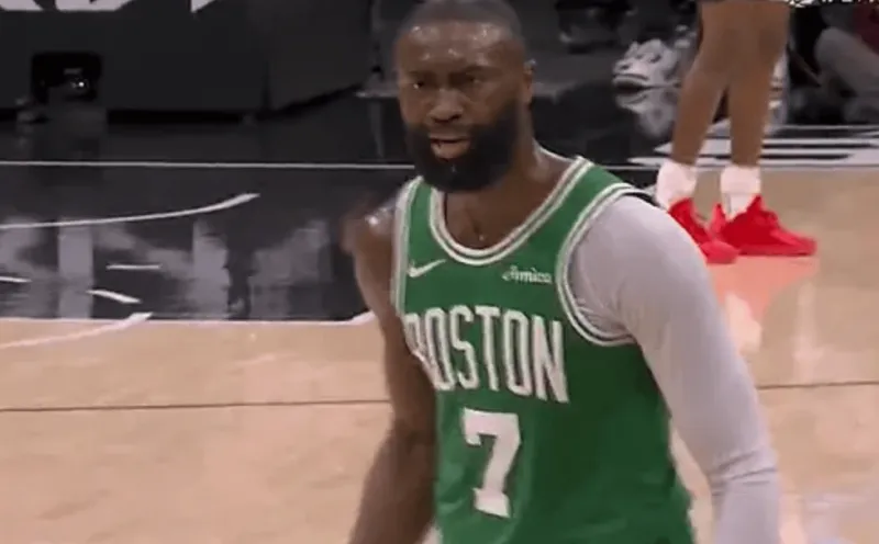 刺密看这个吹罚布朗被驱逐的始末，当时布朗运球带右侧肘区，卡斯尔在防守的时候手