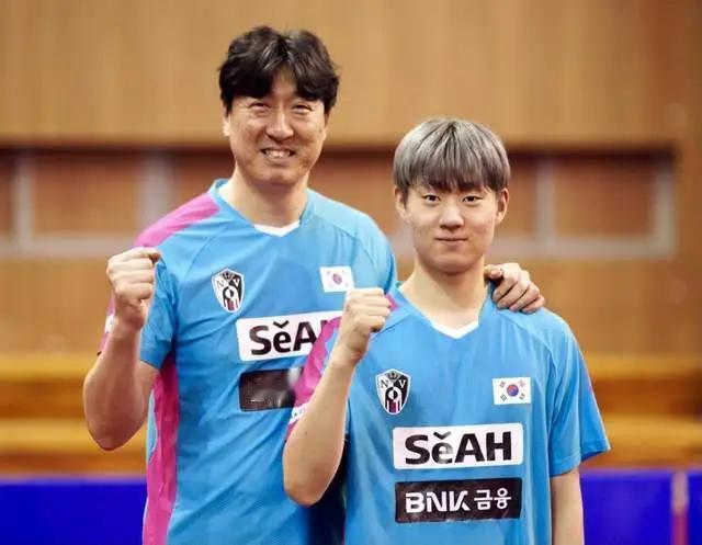 韩国男乒主教练吴尚垠把自己的亲儿子吴晙成在八进四比赛中与中国一单王楚钦进行对决是