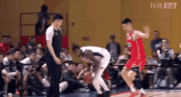 百看不厌！看徐杰如何单防外援一条龙的。广州队外援后场断球，马上提速快攻，前面