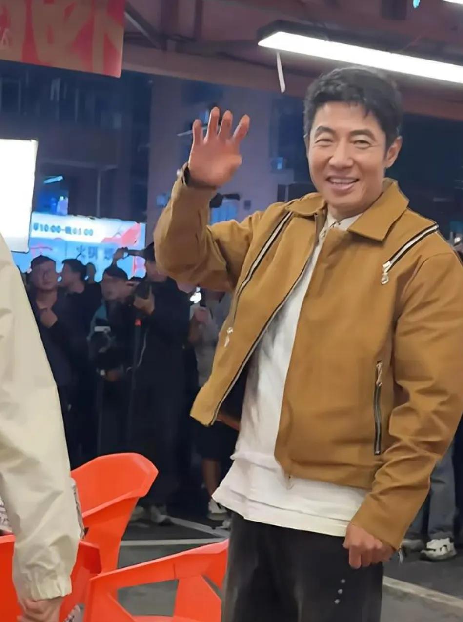 合肥游玩竟偶遇49岁撒贝宁！亲眼见过才知道，他的接地气根本不是人设，是刻在骨子里