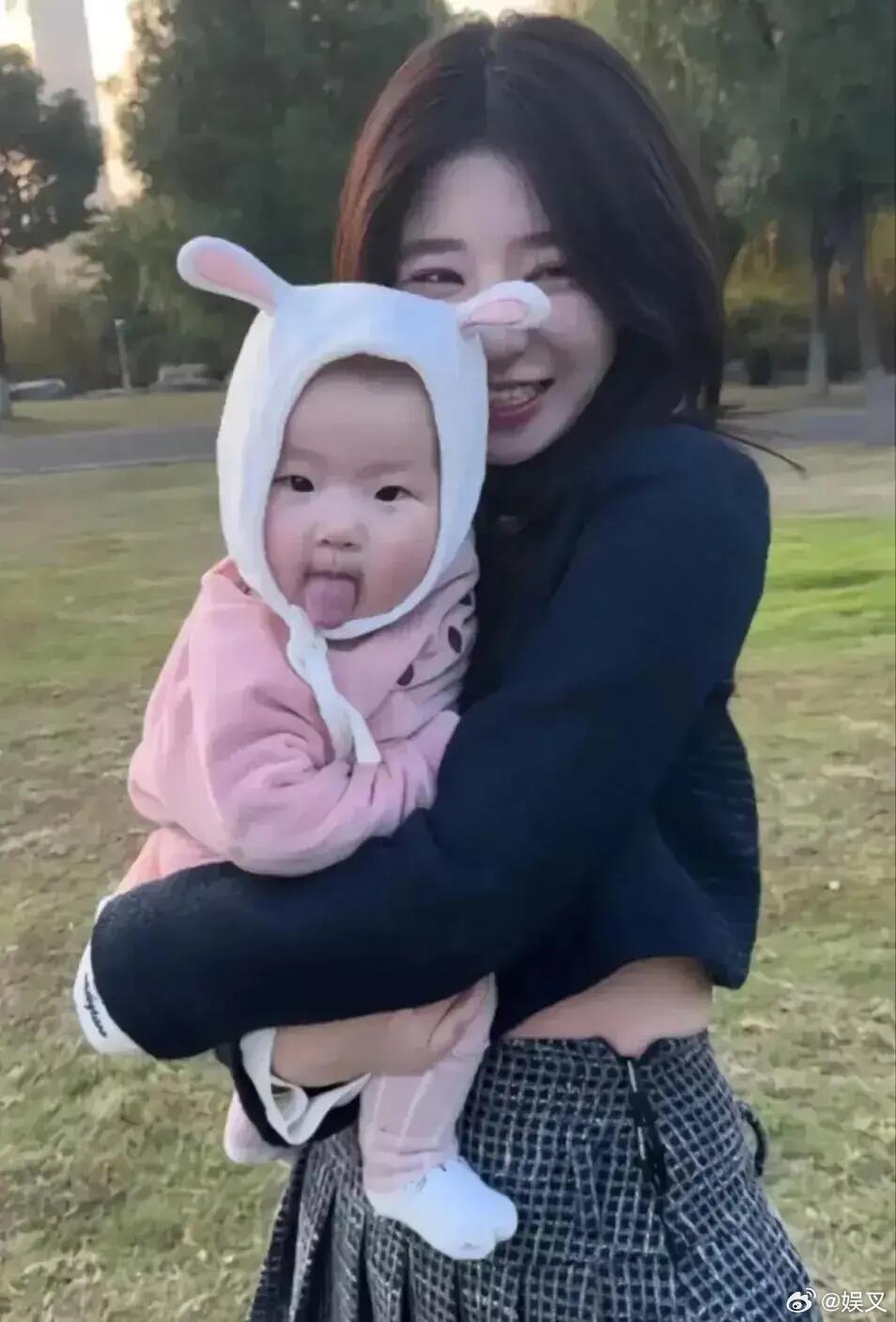 黄一鸣回应让女儿演短剧借着网友的呼声顺势让孩子进入演艺圈，看似是顺势而为，实则是