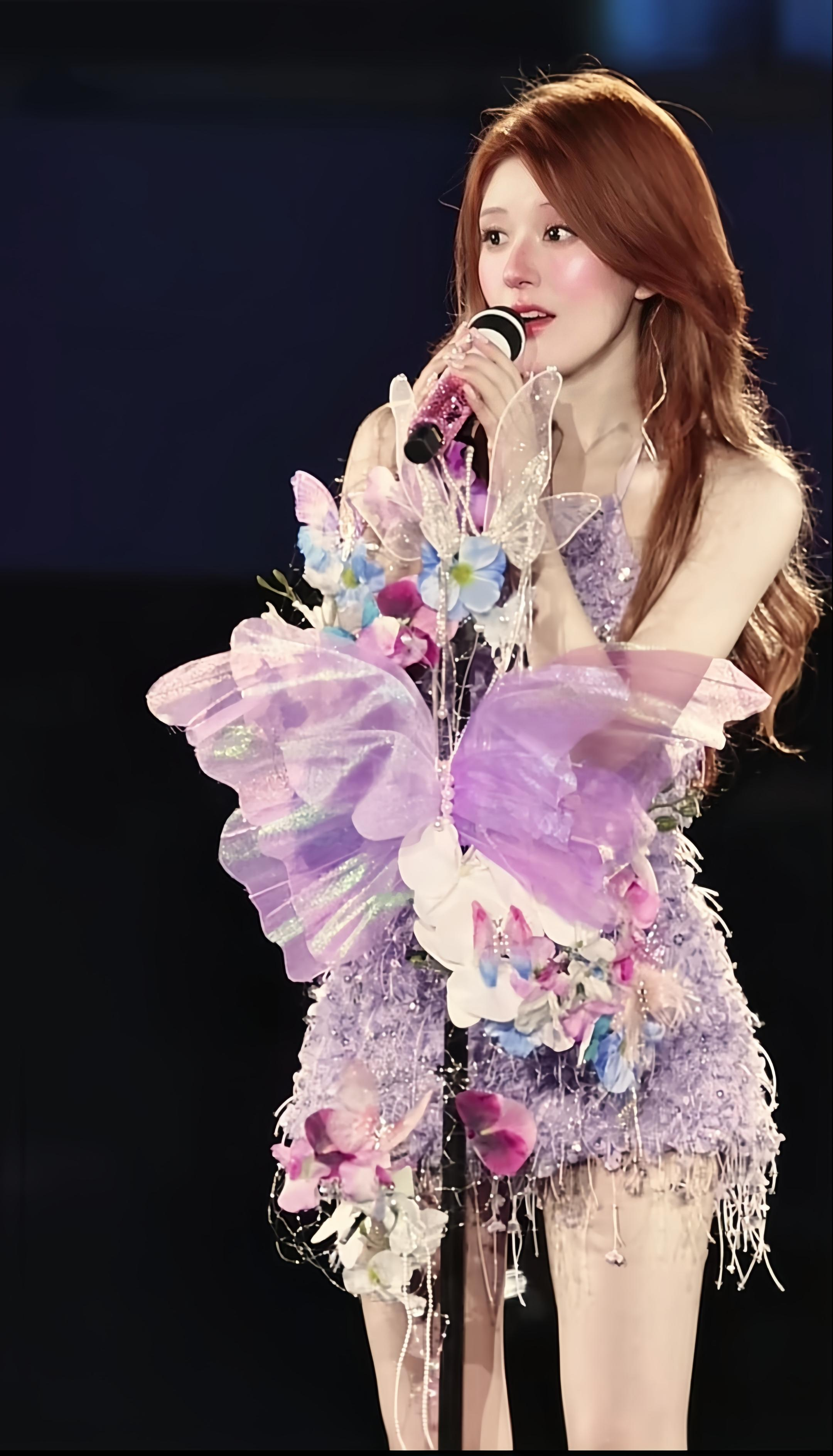 没错，就是金发👱🏻‍♀️美女赵露思❤️风情万种又美又飒。[送心...