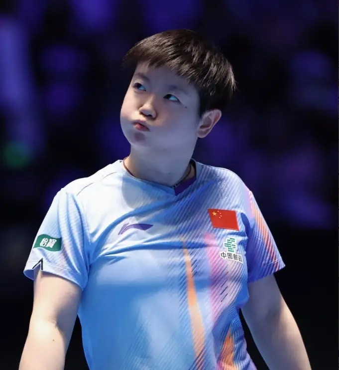 这个世界上我最想不通的人就是孙颖莎了，明明收入不少，却只穿几百左右的衣服？明明手