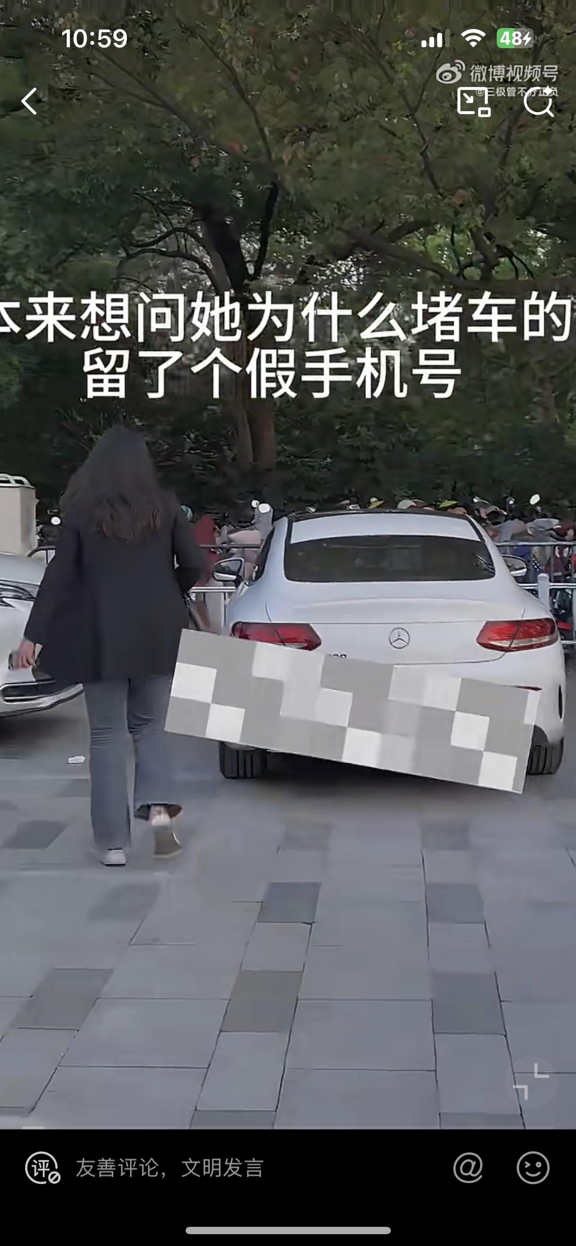 男子的车在杭州一公园被两辆车包围的死死的，他想联系人挪车，第一辆车电话是假号，第