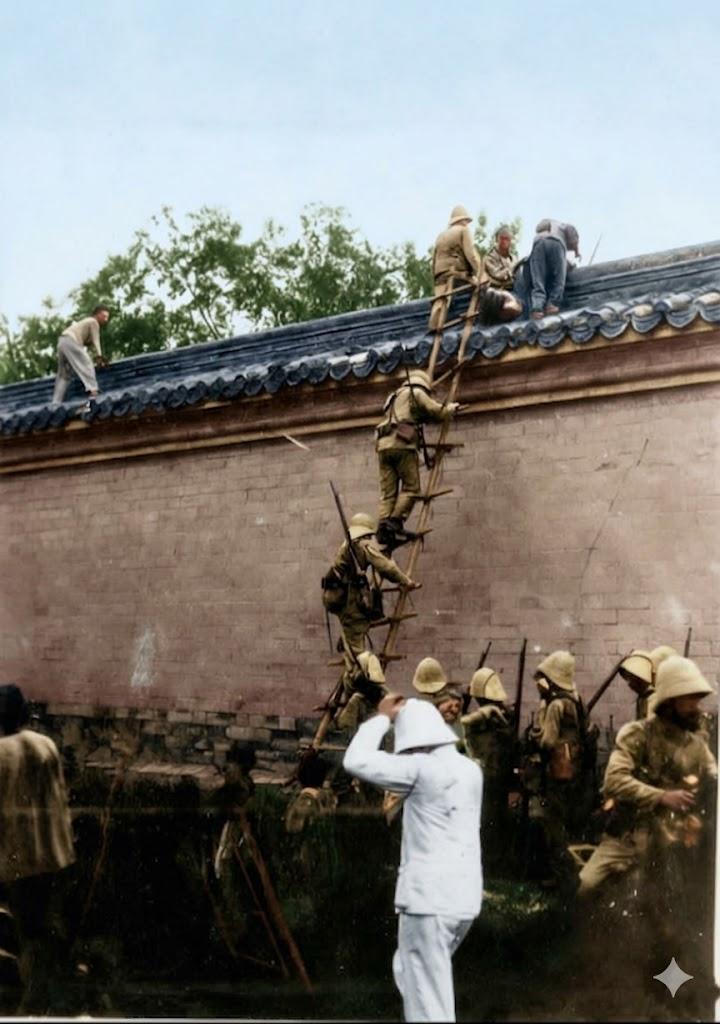 1900年，庚子事变，北京皇城。八国联军的法军士兵正搭梯翻越皇城城墙，墙下荷枪