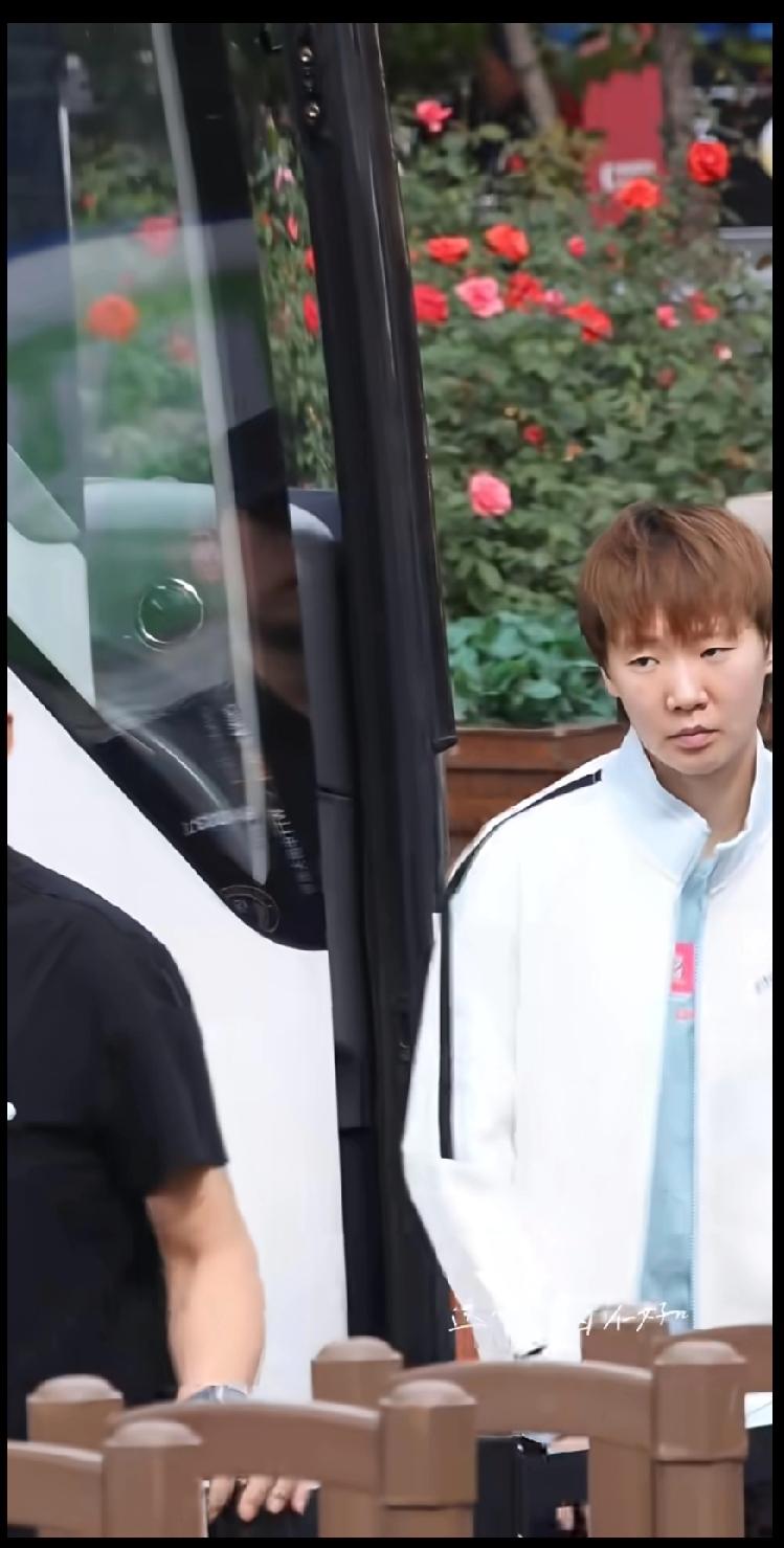【王曼昱现身首钢体育馆，清爽穿搭尽显运动活力】9月26日，王曼昱抵达首钢体