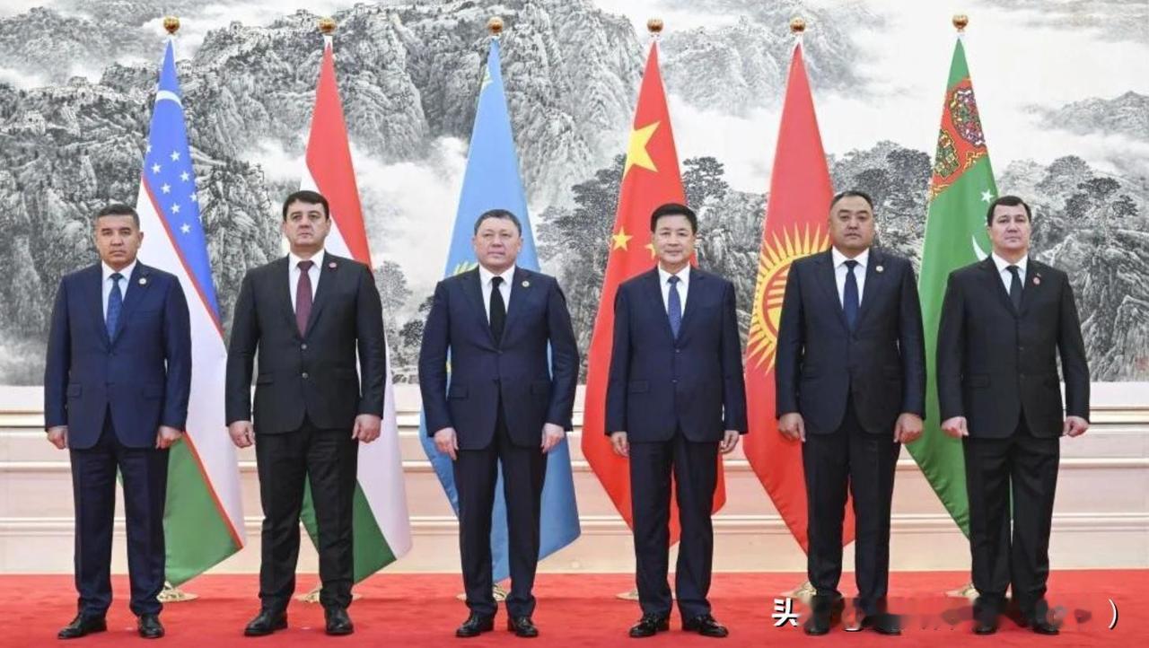 中方发邀请，上合4国同步进京，普京已看透，中国和俄罗斯不一样中亚安全合作出现