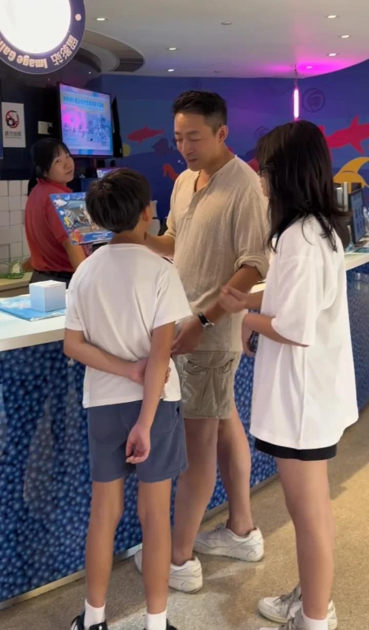 我真的只是觉得两个小孩儿太可怜了，亲爸已经再婚且有了新的小孩，据说好像是每周回去