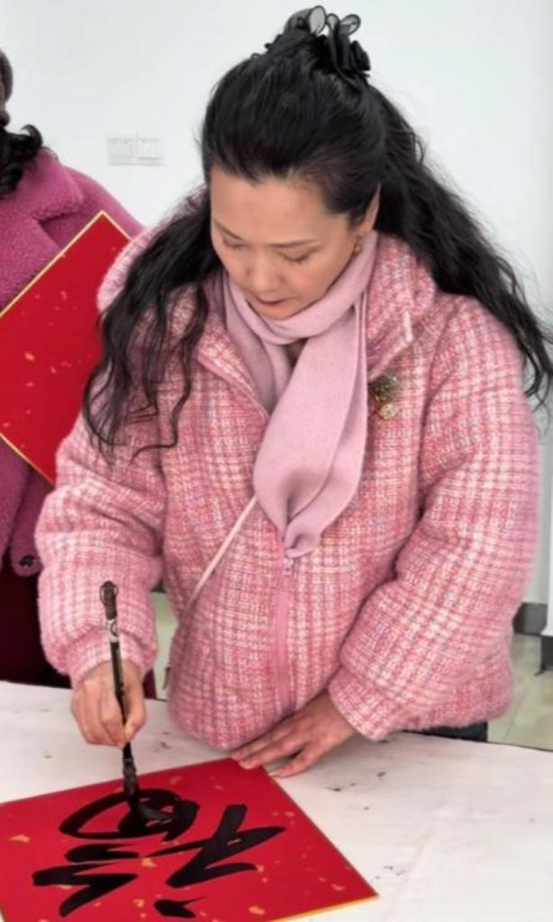 从越剧花旦到金鸡影后，何赛飞最稳的靠山，是身边这个男人大年初二，何赛飞回到舟