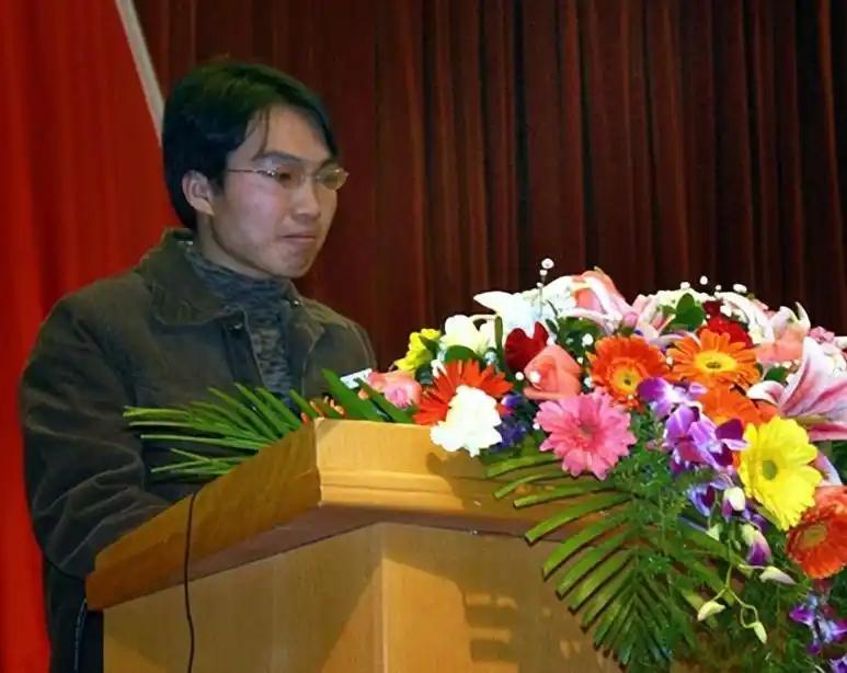 高中五年，晕倒16次。不是因为生病，是因为饿的、累的。白天上课，课间卖文具，放学