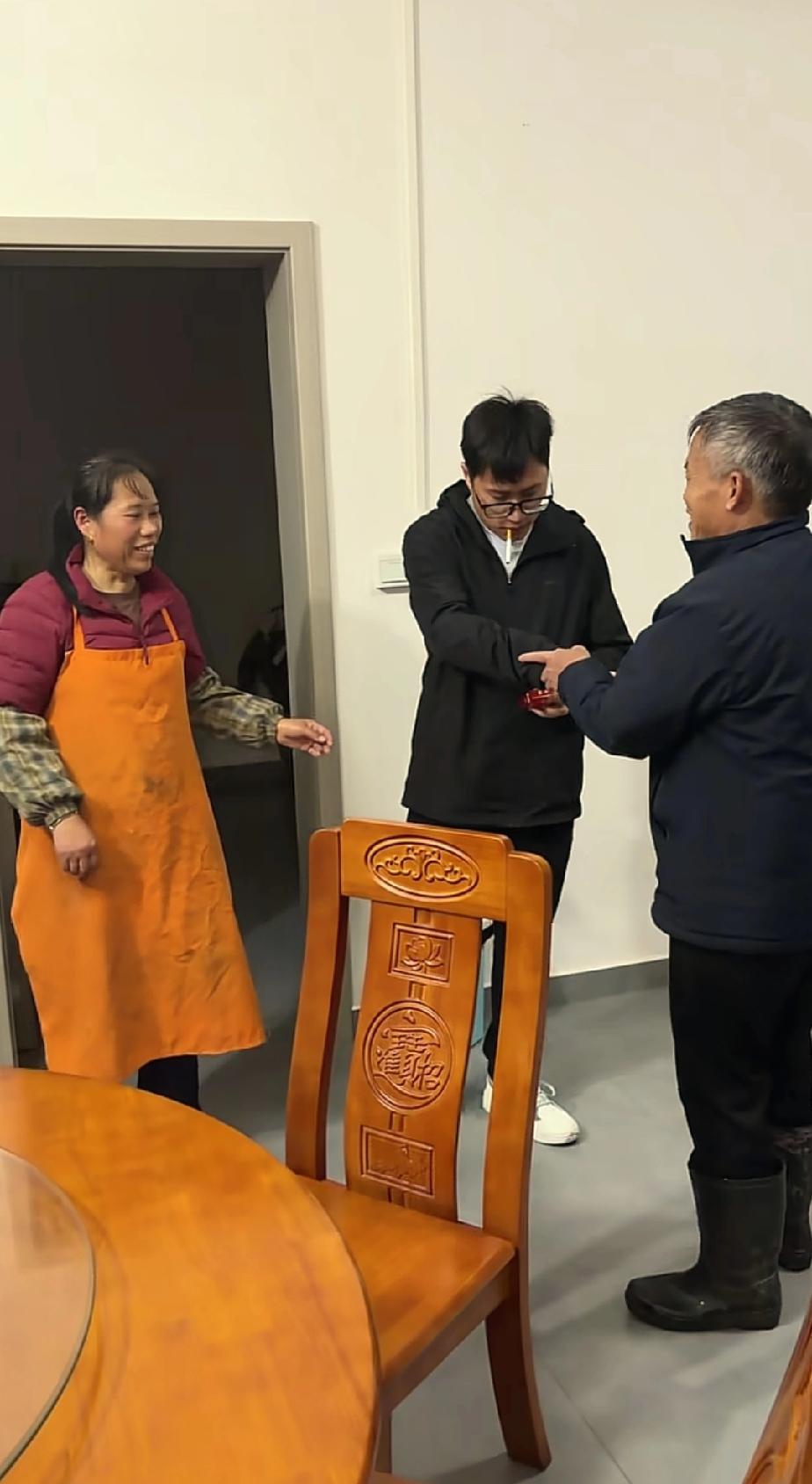 十分钦佩梁志辉的父母为人处世的方式。梁志辉在广东东北找到他们后，他们并未立刻要求