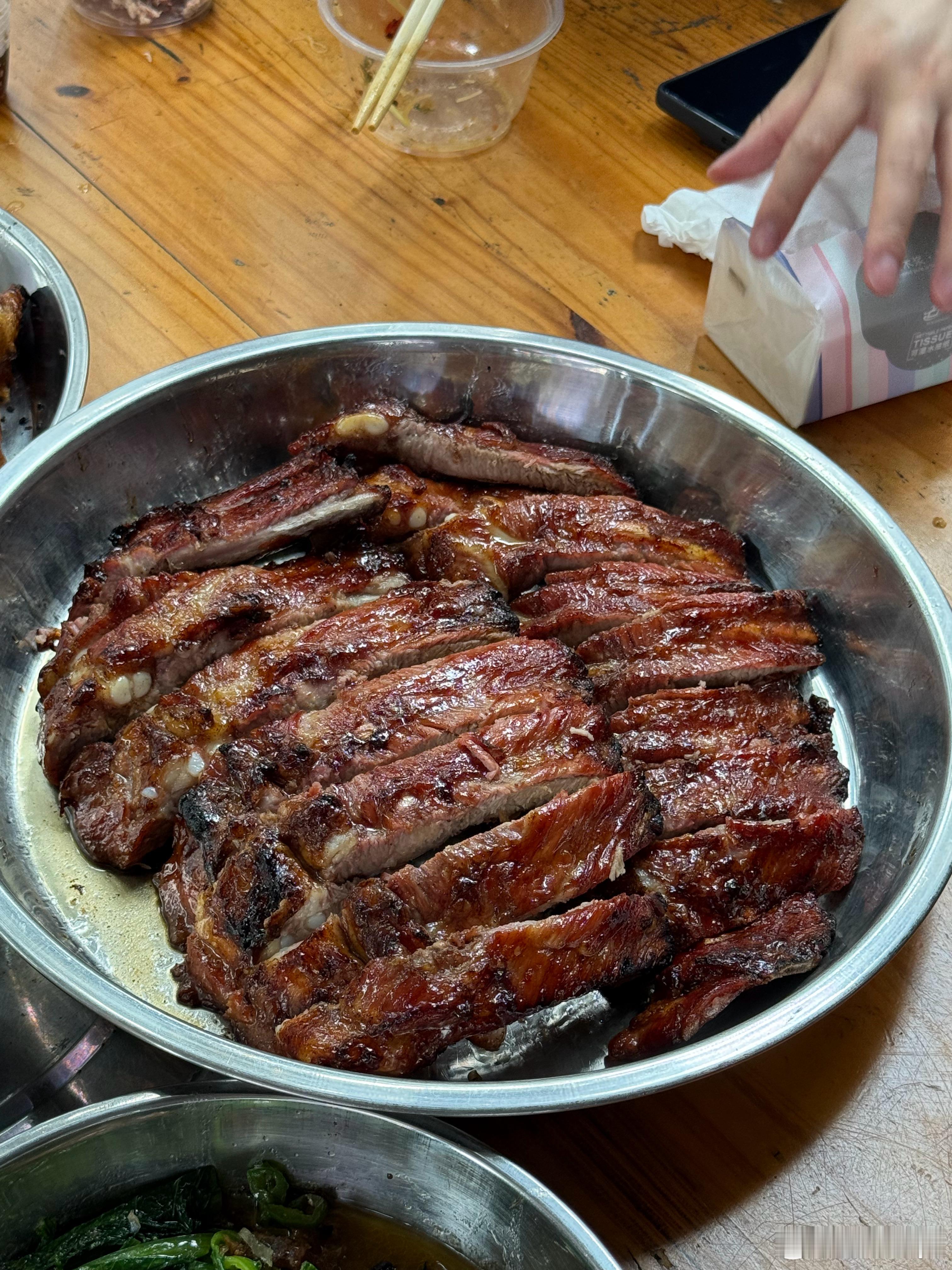 在广州吃到超级好吃的荔枝排骨，这样满满一盆居然只要156元，在沪国这个价格想都不