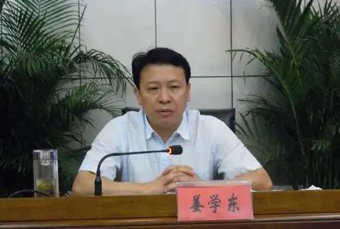 8月27日重磅宣判！贵州3名官员同日获刑，层级跨度太大近期反腐捷报不断！8月27日，贵州同一天集中宣