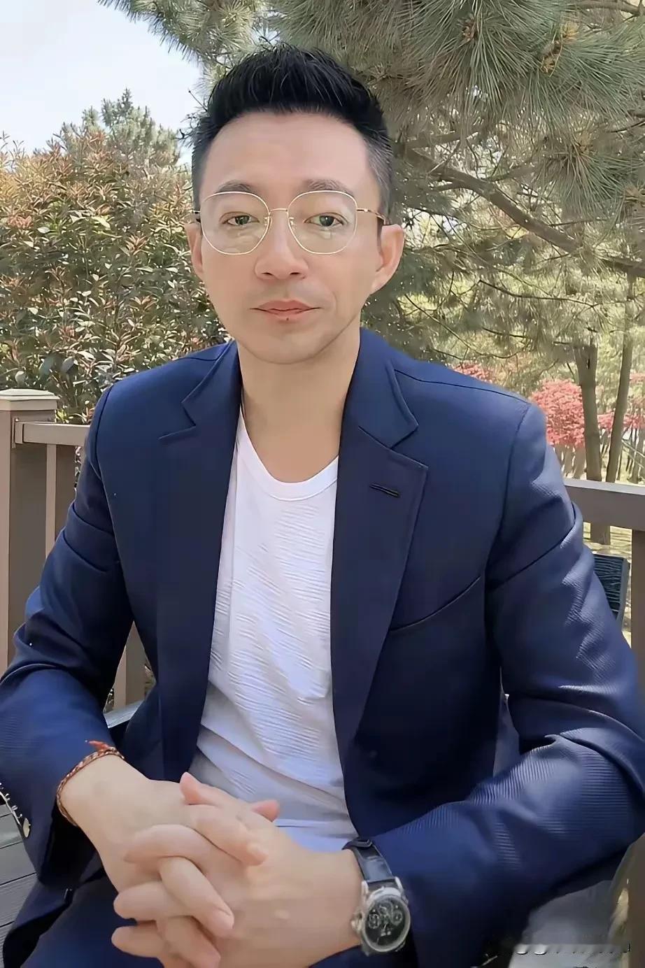 明明一手好牌，硬生生的打了个稀巴烂！汪小菲，现在的处境，也真是难为他了。