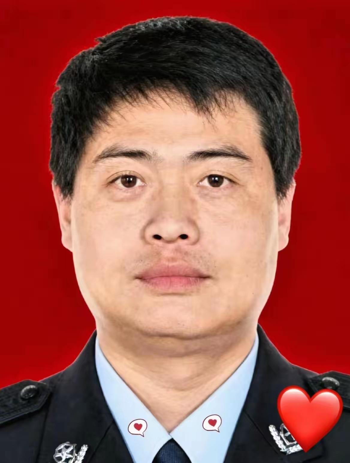 48岁的薛永清，是县公安局政委。谁能想到，这竟是他生命最后的定格。2015年