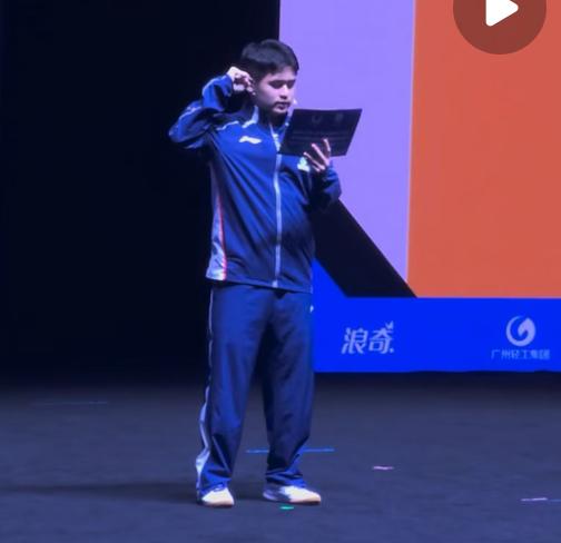 海口亚洲杯——林诗栋作为运动员代表宣誓✊林诗栋是海南人，本土作战，由小石头宣