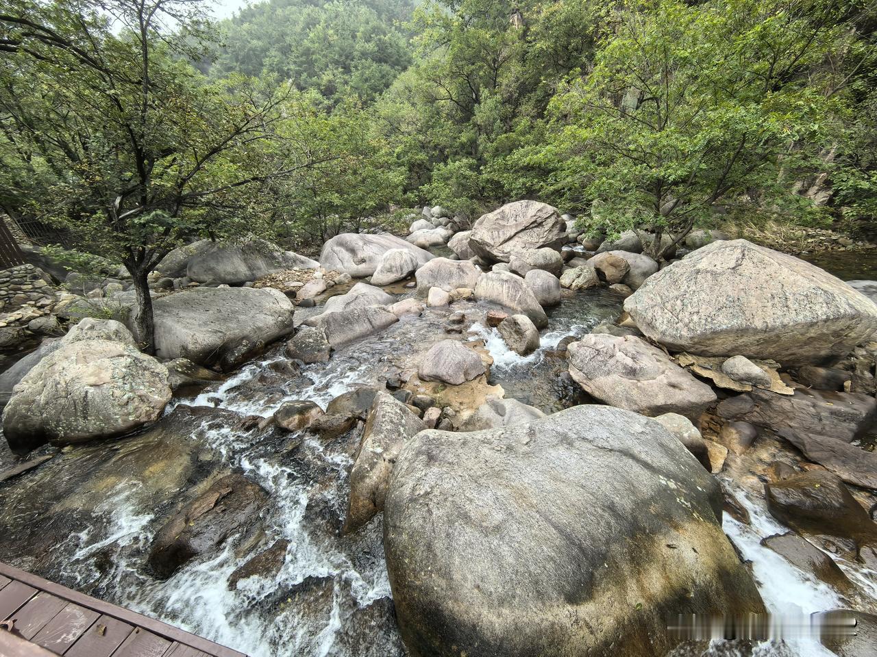 去崂山有哪些好玩的去崂山首选“北九水”,崂山北九水,九曲十八弯,清澈的泉水随着山