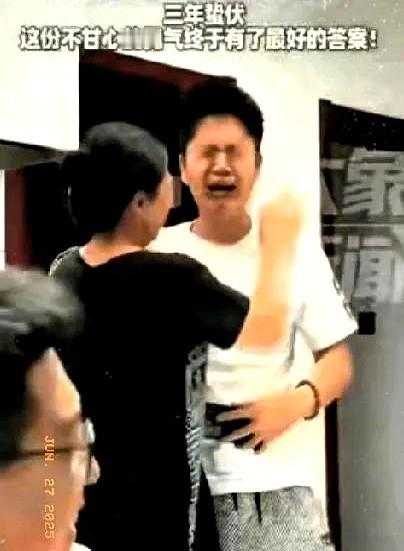 有个沧州男生，复读了整整三年。24号查分的时候，他突然就大哭起来，姐姐以为没
