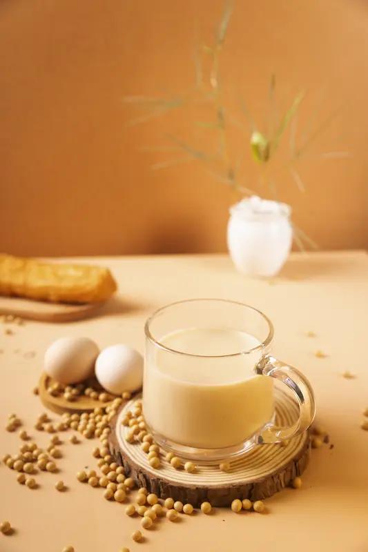 你觉得油条和什么吃才是绝配?油条的绝配可太多啦！国民经典里，油条配豆浆堪称早餐