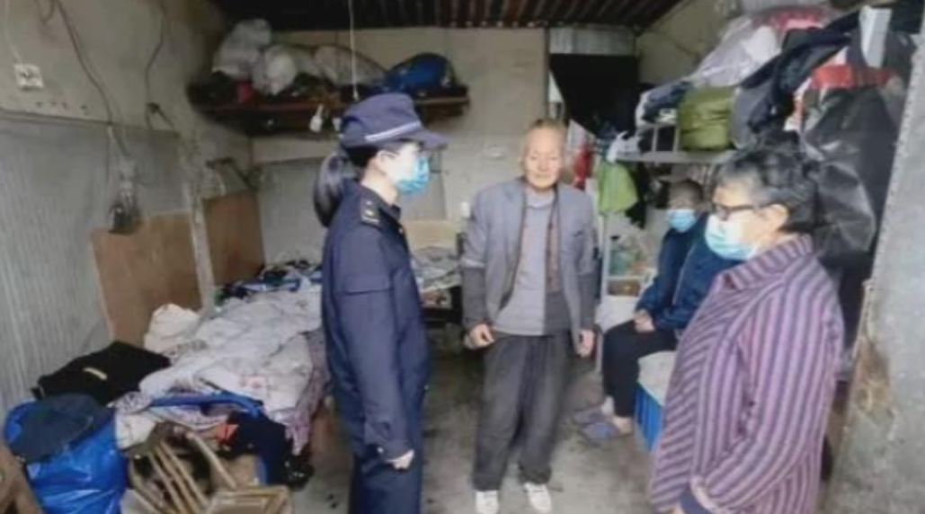 “这城管配享太庙！”浙江一大爷违规摆摊被城管发现，交罚款的大爷恳求，希望能少罚一
