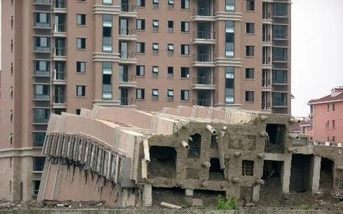 2009年6月的一个清晨，上海闵行区一栋建成不久的商品楼突然整体倾倒。整个过程只