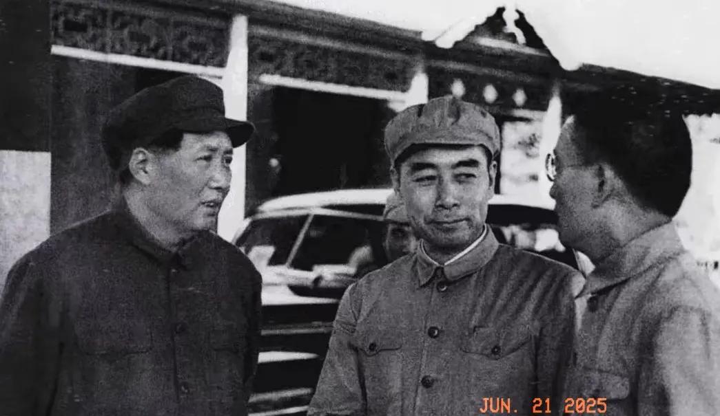 珍贵的一张照片。1949年。毛泽东，周恩来与张治中在北平火车站月台交谈时，留下