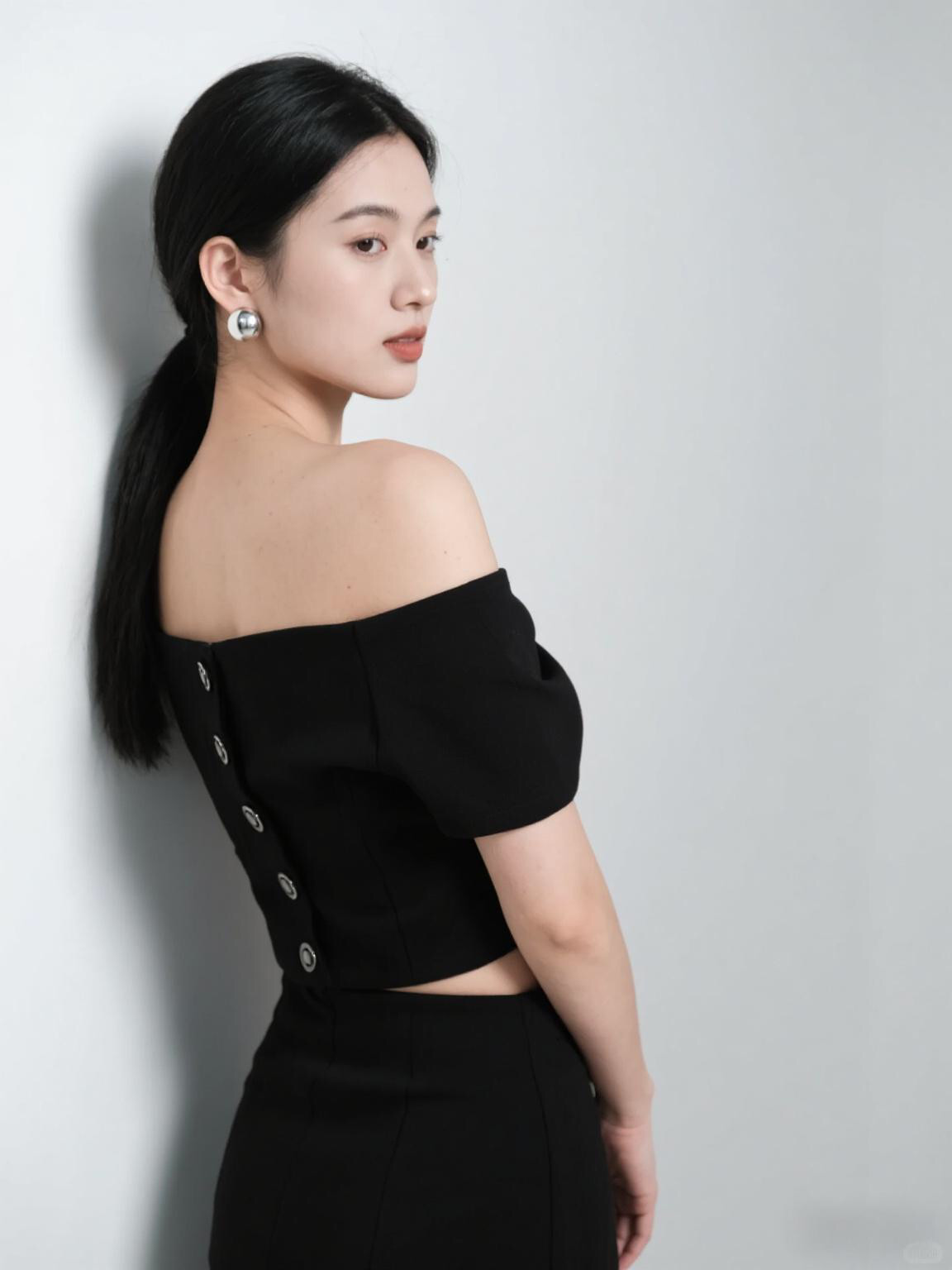 黑色露肩裙是永恒的经典。利落的剪裁勾勒出曼妙身姿，不经意间释放着迷人气息，穿上它，邂逅独属于你的魅力