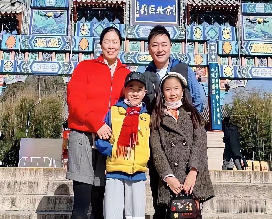 两届奥运冠军高崚的家庭留影，褪去赛场锋芒，安享平淡幸福。镜头下，高崚和丈夫吴圣带