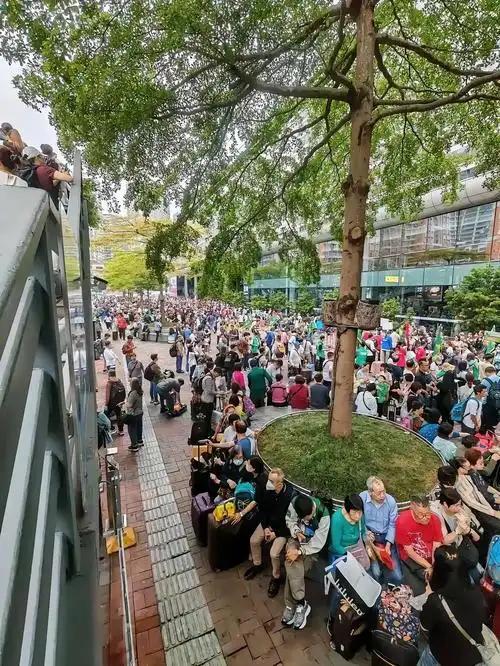 难道内地游客做什么都是错的？内地游客赴港消费，当地人说内地游客是蝗虫。赴港消费少