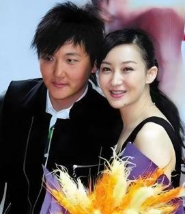 1999年，成名后的孙楠抛弃了同居10年的女友辛欣，转身娶了神交已久的买红妹。9