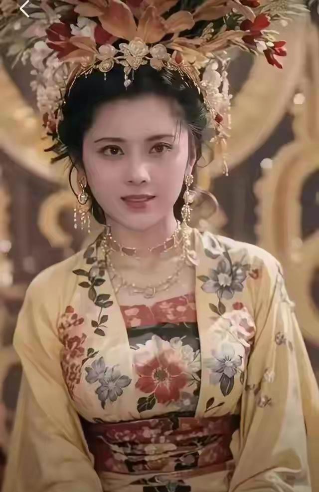 82岁朱琳上台，90秒票卖光，观众说：她一开口，整个剧场都静了。龚雪30年没露