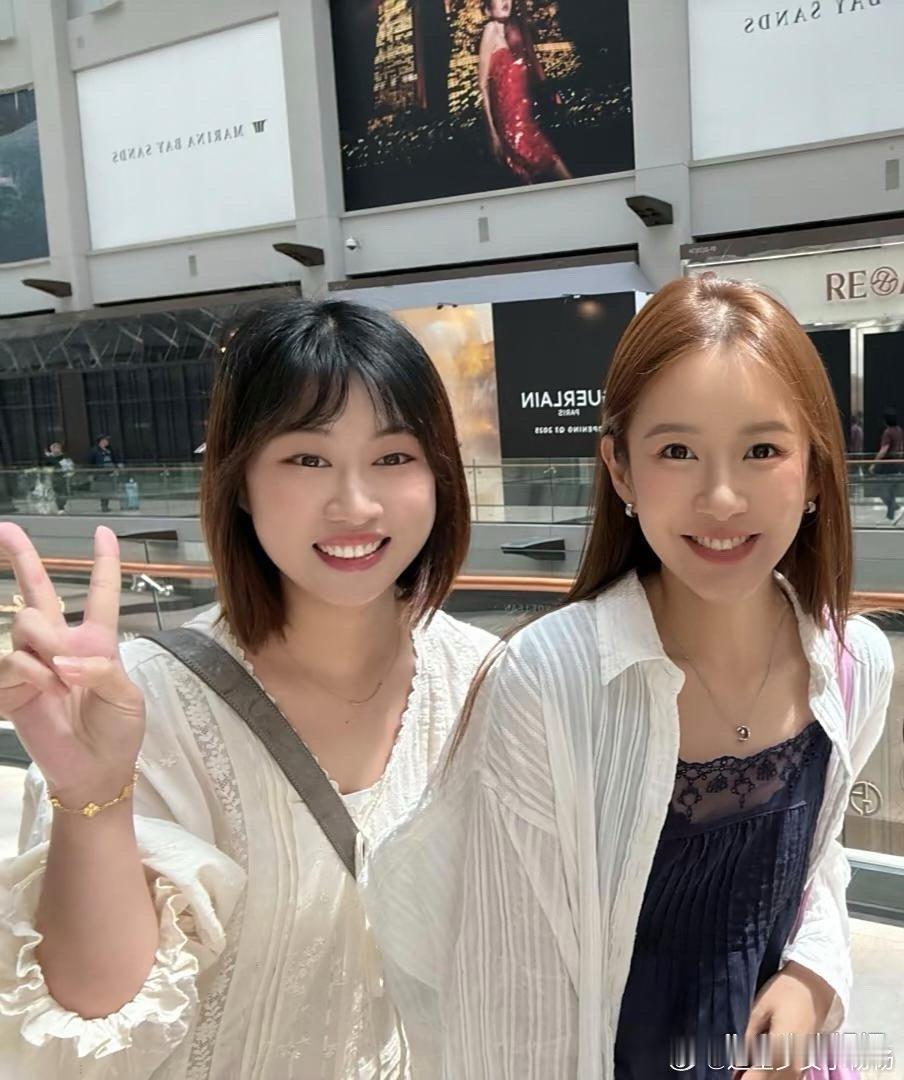 陈赫老婆张子萱在新加坡逛街被偶遇，她看起来好少女，皮肤白皙，状态真好，完全不像生