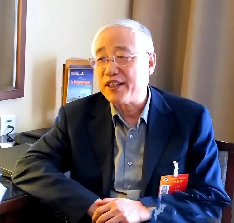 大妈早上去广场散步，看到有个老头拿着海绵笔在地上写大字，忍不住凑上去看。老头看了