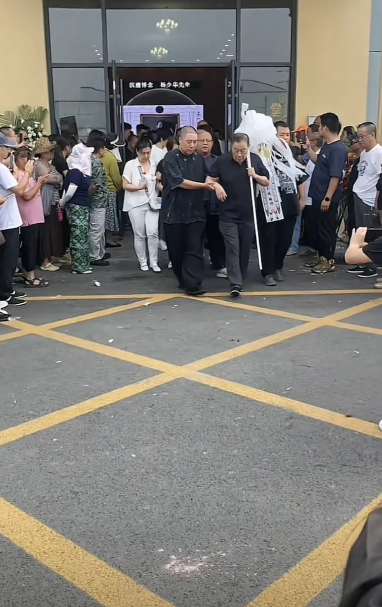 天津丧葬习俗与山西差不多，都是长子扛引魂幡，老爷子大儿子年纪大了，下跪都费劲，还