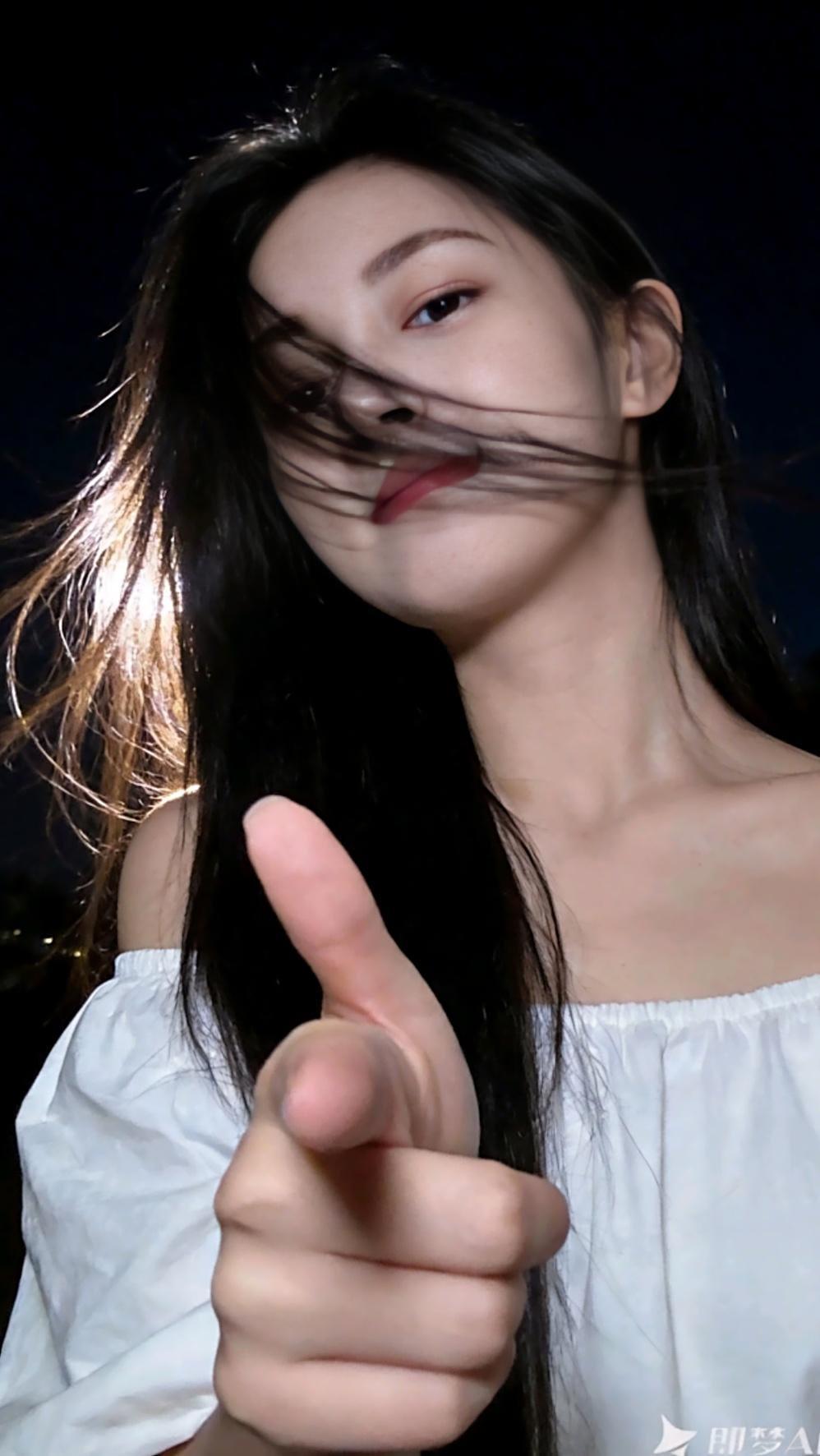 夜晚的微风轻拂，指尖轻触，少女的心事