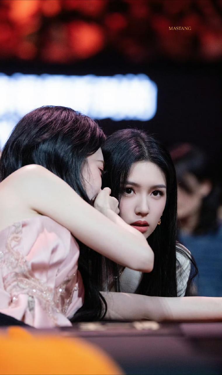 因为礼服和高跟鞋，孟姐和嘟嘟行走不便，搀扶着下台阶，周也看见后立马上前帮忙，伸出