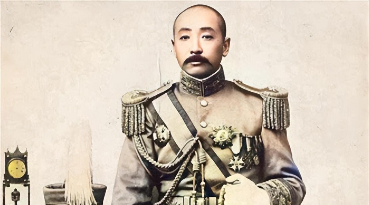 1925年秋，沈阳大帅府，军需处长读着事先写好的条子给大帅听：“因制做棉衣，需支