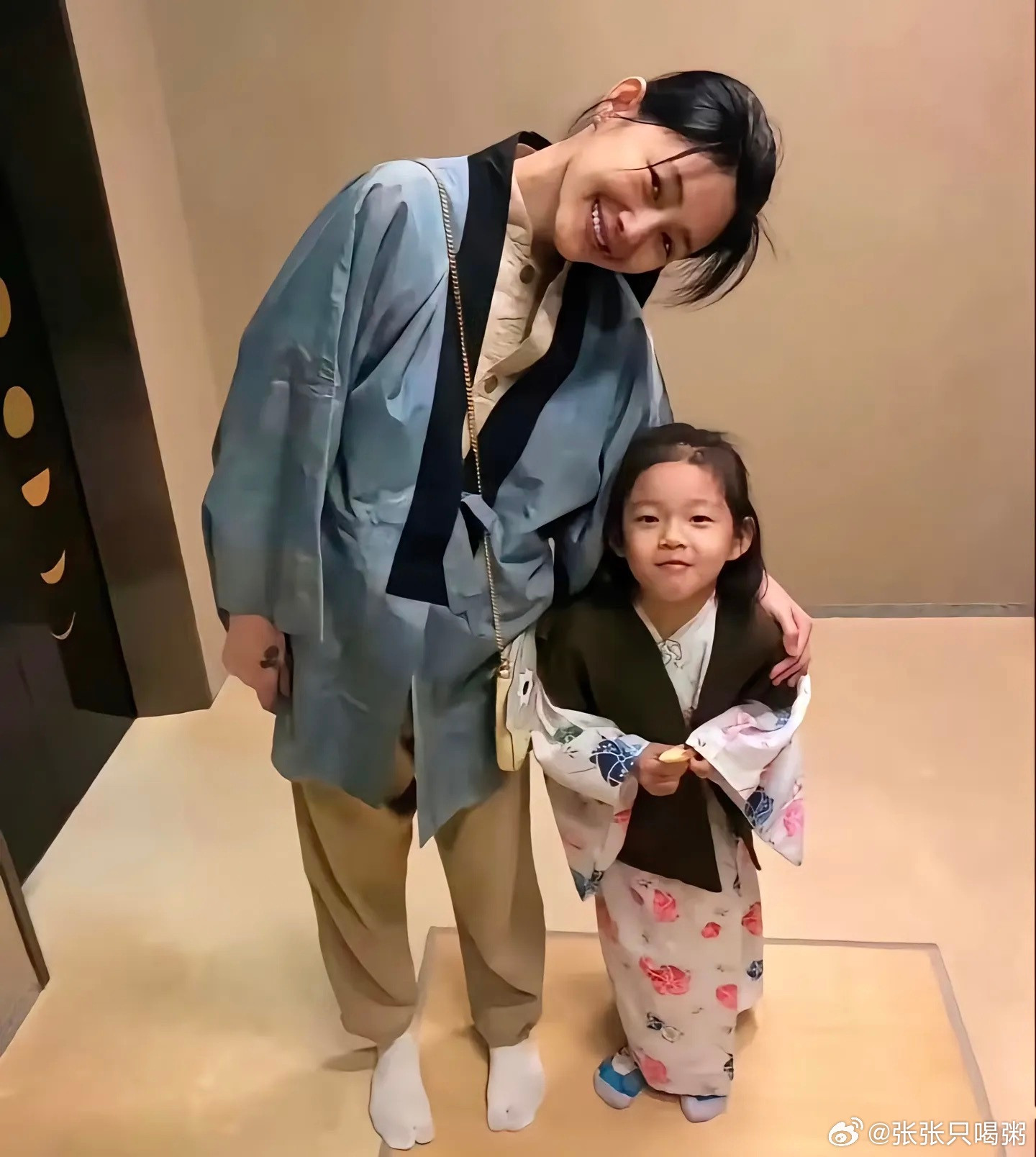 小玥儿才11岁她只是个11岁的孩子，不该被放在舆论中心反复讨论。大人的恩怨别牵扯