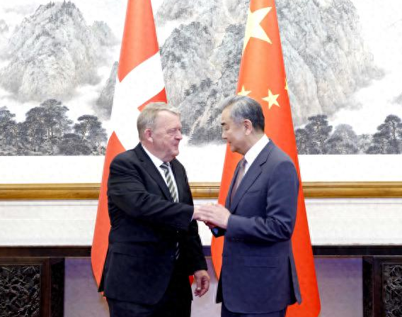 5月19日，丹麦外长拉斯穆森不远万里跑到北京来谈台湾问题，说希望台海维持现状，谁