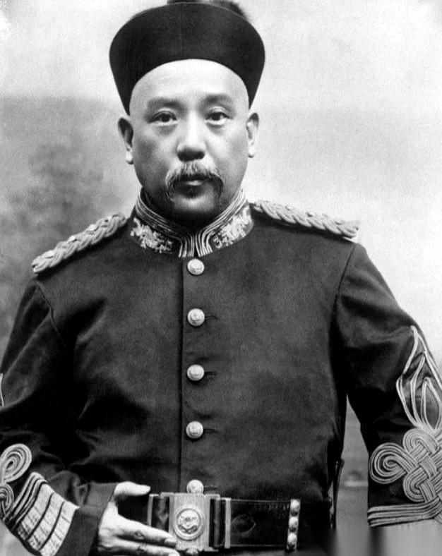 凌晨五点，你还在梦里跟老板汇报PPT，人家袁世凯已经干完一碗鸡汤开胃了。你没听