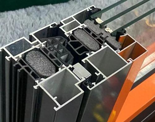 我家第一套房子装修，图便宜选了800一平的断桥铝窗。当时觉得捡了大便宜，毕竟比系