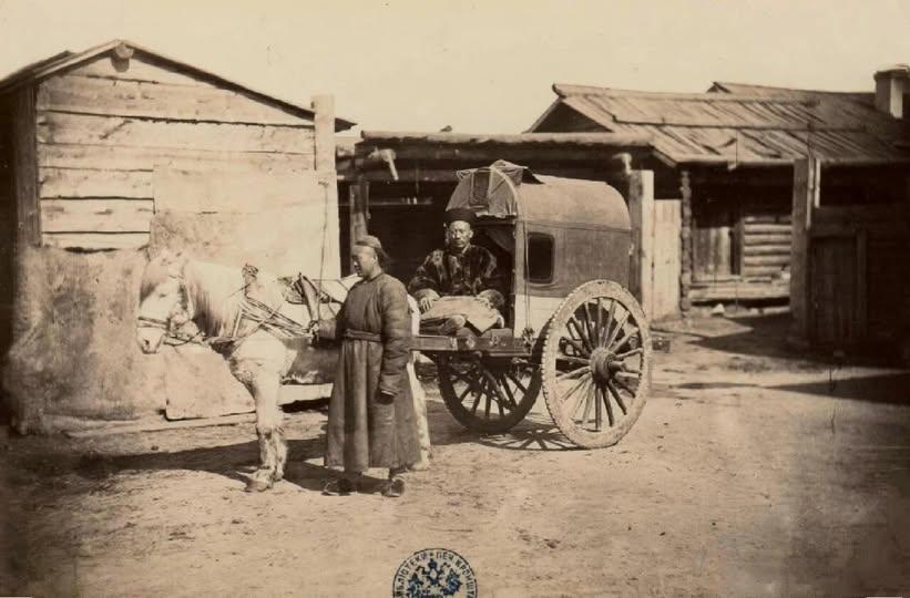 晚清，一辆木质马车停在土路上，拉车的白马不算壮硕却也精神。车厢内的人身着貂皮大衣