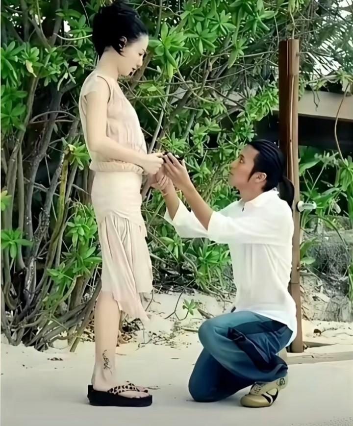 2006年，谢霆锋斥千万包下菲律宾半座海岛，选日落向张柏芝求婚，画面满是甜蜜。
