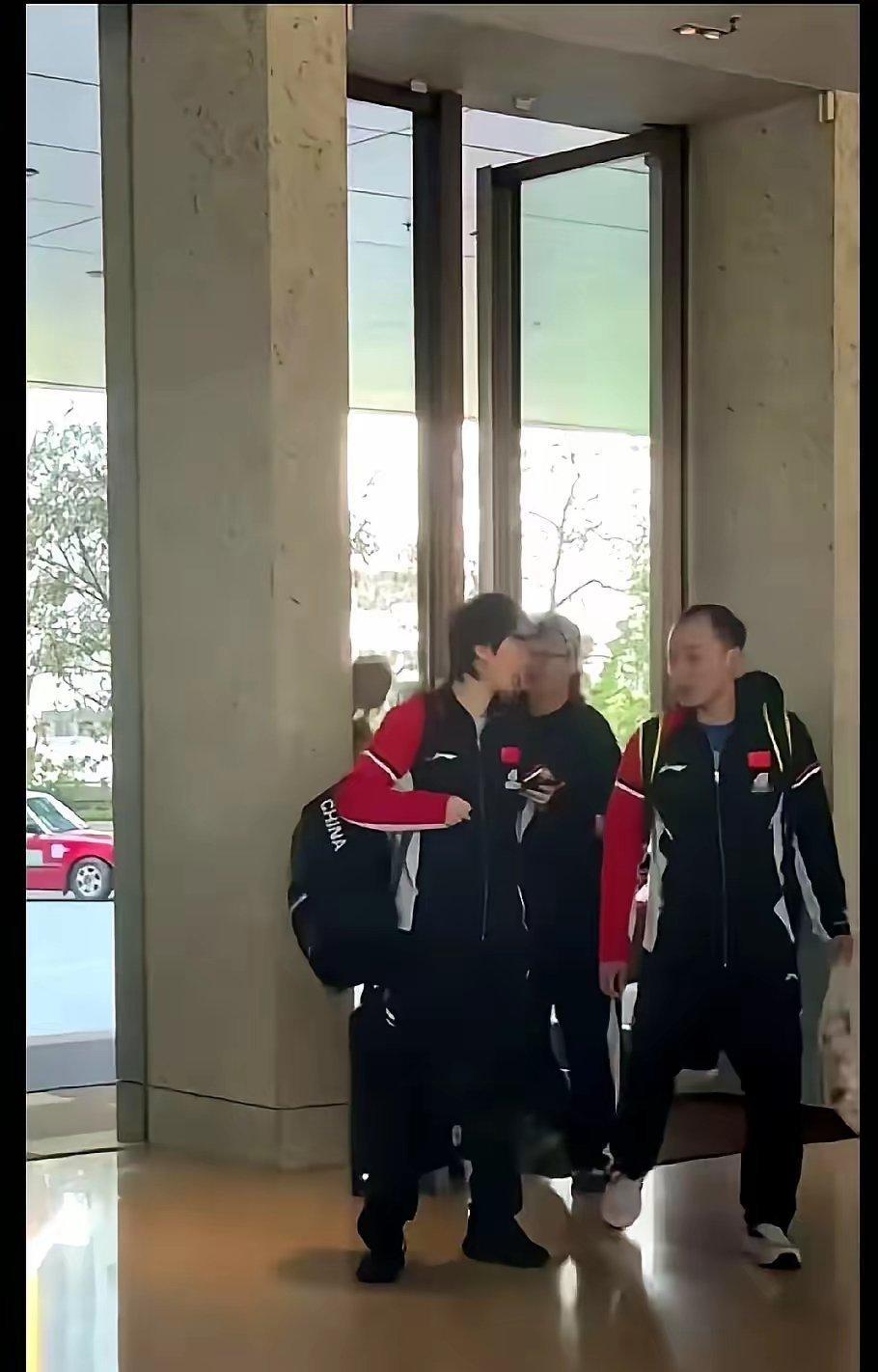 看到王曼昱在香港那一脸惊讶，我心里咯噔一下。这姑娘根本没想到任浩会追过来。两人在